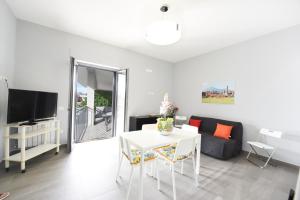 sala de estar con mesa blanca y sofá en Villa Ida - Free private Parking, en Sarno