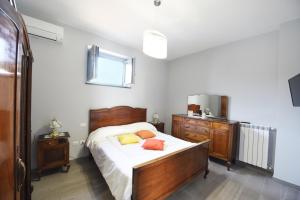 1 dormitorio con 1 cama, vestidor y ventana en Villa Ida - Free private Parking en Sarno