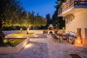 a patio with a table and chairs and a building at Malibu Superior Apartment in Argostoli