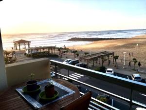 balcón con vistas a la playa y al océano en Anglet sables d'or - vue océan, en Anglet