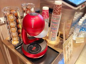 a red blender sitting on top of a shelf at 五反田BaliBaliANNEX in Tokyo