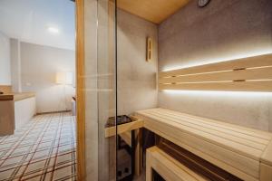 una sauna con ducha de cristal en una habitación en Green Apartments Wilcza en Karpacz