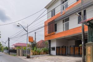 メダンにあるKoolKost near State Museum of North Sumatera Medanの側面に看板がある建物