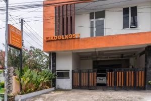 メダンにあるKoolKost near State Museum of North Sumatera Medanの正面に看板がある建物 +15枚の写真