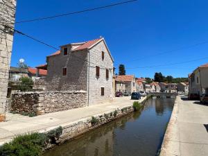 韦伯斯卡House Morko的一座古老的建筑,位于一个城镇的运河旁