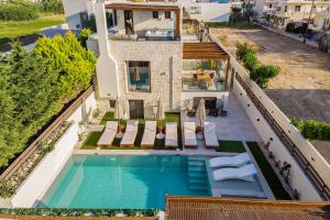 une vue aérienne d'une maison avec piscine dans l'établissement Amara Villas, à Réthymnon