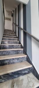 una escalera en un edificio con rayas blancas y negras en Casa da Rua da Fonte en Ferreira do Alentejo