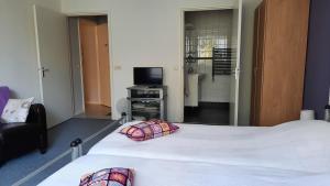 um quarto de hotel com duas camas e uma televisão em Vakantiewoning De Berkeboom em Winterswijk