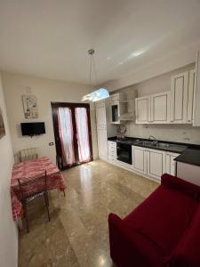 un soggiorno con tavolo e cucina di Casa Vacanze Volpe Dell'Etna a Nicolosi