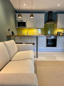 Η κουζίνα ή μικρή κουζίνα στο The Apartments @ Quidhampton Mill