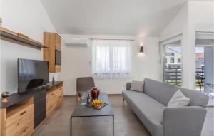 Posezení v ubytování Stunning Apartment In Vrbnik With House Sea View