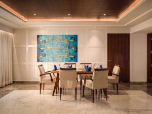 Posezení v ubytování Novotel Vijayawada Varun