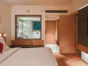 Postel nebo postele na pokoji v ubytování Novotel Vijayawada Varun