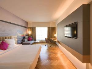 Postel nebo postele na pokoji v ubytování Novotel Vijayawada Varun