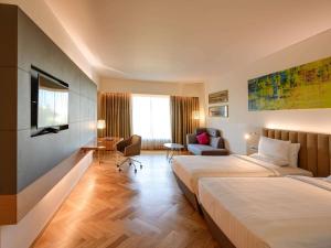 Postel nebo postele na pokoji v ubytování Novotel Vijayawada Varun