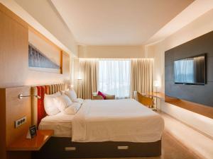 Postel nebo postele na pokoji v ubytování Novotel Vijayawada Varun