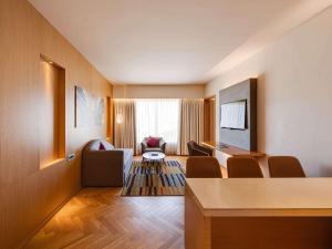 Posezení v ubytování Novotel Vijayawada Varun
