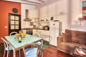 eine Küche und ein Wohnzimmer mit einem Tisch und einem Sofa in der Unterkunft Puro Atlantico - La Palma in Los Llanos de Aridane