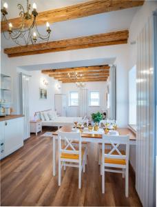 ブラショヴにあるFernweh Haus Brasovのテーブルと椅子のあるキッチンとダイニングルーム