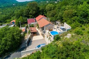 - une vue aérienne sur une maison avec une piscine dans l'établissement Villa Romantic, à Bribir