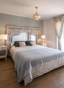 een slaapkamer met een groot bed met een witte sprei bij Calm Home La Tejita in Granadilla de Abona +18 foto's