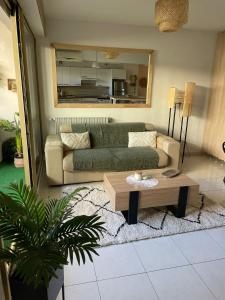 ein Wohnzimmer mit einem Sofa und einem Couchtisch in der Unterkunft Centre de Juan les pins 100m plages Easy Check-in in Juan-les-Pins