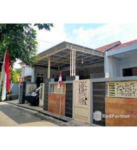 北加浪岸的住宿－Navisha Guest House Syariah near Exit Tol Batang RedPartner，前面有门的房子