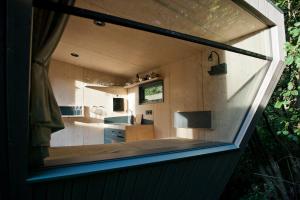 een uitzicht op een keuken in een tiny house bij Sleep Space 22 - Green Tiny Village Harz in Osterode