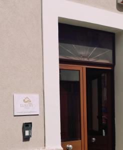 een bord aan de zijkant van een gebouw met een draaideur bij LATA LUXURY HOME CASA VACANZE in Brindisi