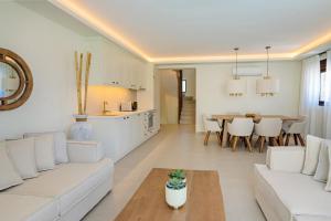 un salon avec un canapé blanc et une table dans l'établissement Amara Villas, à Réthymnon 109 autres photos