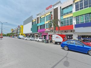 a street with cars parked in front of buildings at Super OYO 768 Fajar Baru Boutique Hotel in Kuala Terengganu