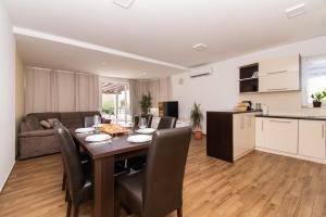 Kuchyň nebo kuchyňský kout v ubytování Apartments Luka i Toni