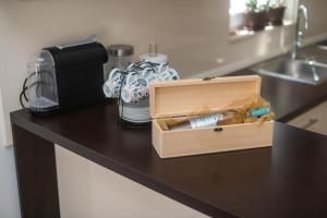 Příslušenství pro přípravu čaje a kávy v ubytování Apartments Luka i Toni