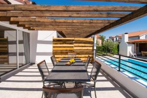 Bazén v ubytování Apartments Luka i Toni nebo v jeho okolí