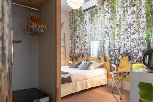 1 dormitorio con cama y ventana en Hôtel Cecil - Boutique hôtel, en Juan-les-Pins