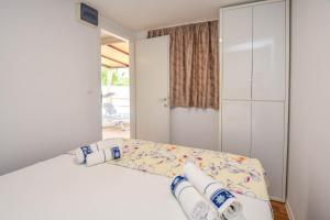 sypialnia z łóżkiem z 2 butelkami wody w obiekcie Mobile home Dandelion w Biogradzie na Moru