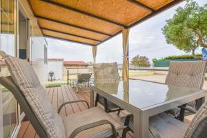 Patio lub wspólna przestrzeń na świeżym powietrzu w obiekcie Mobile home Dandelion
