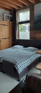 sypialnia z łóżkiem przed oknem w obiekcie Studio w Arnhem
