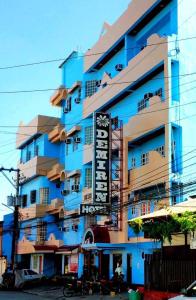 niebieski budynek z znakiem przed nim w obiekcie Demiren Hotel w mieście Cagayan de Oro
