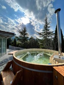 eine Whirlpool-Badewanne auf der Terrasse eines Hauses in der Unterkunft Pensiunea Romantic in Sadu