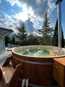 una bañera de hidromasaje en una terraza con vistas en Pensiunea Romantic, en Sadu