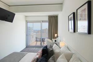 een slaapkamer met een bed en uitzicht op een balkon bij Phaedrus Living: Luxury Suite Nicosia 508 in Nicosia