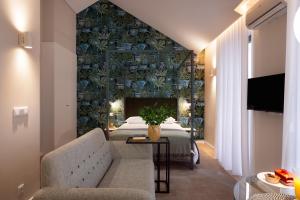 una camera d'albergo con letto e divano di Cactus Apartment, by Bolhão Residences a Porto