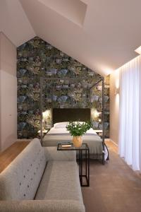 una camera con letto, divano e tavolo di Cactus Apartment, by Bolhão Residences a Porto