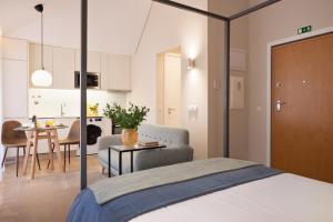una camera con letto e un soggiorno di Cactus Apartment, by Bolhão Residences a Porto