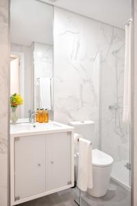 bagno bianco con lavandino e servizi igienici di Cactus Apartment, by Bolhão Residences a Porto