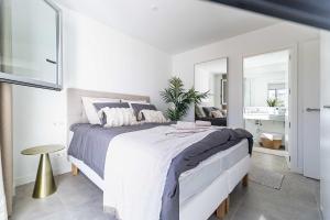 Giường trong phòng chung tại 71-Beachfront, brand new luxury penthouse Benalmádena +27 ảnh