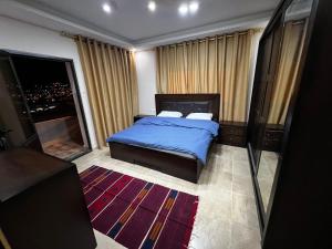 Ένα ή περισσότερα κρεβάτια σε δωμάτιο στο Amro Petra Apartment