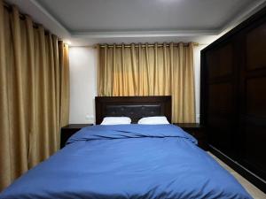 Ένα ή περισσότερα κρεβάτια σε δωμάτιο στο Amro Petra Apartment