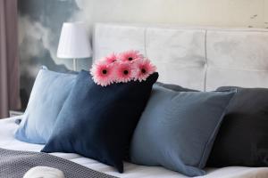 Postel nebo postele na pokoji v ubytování Warsaw Bemowo Apartment with Balcony by Noclegi Renters + 16 fotografií